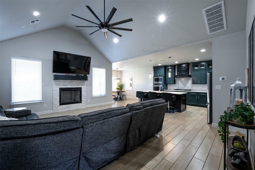Property Photo: 8725 NW Kensington Place OK 73505
