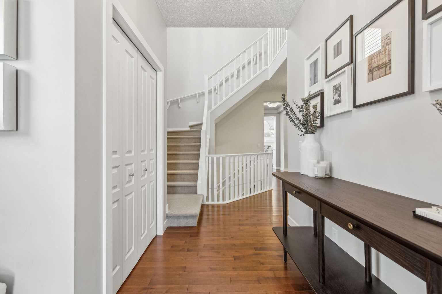 Property Photo: 13 Evansview Court NW AB T3P 0J4
