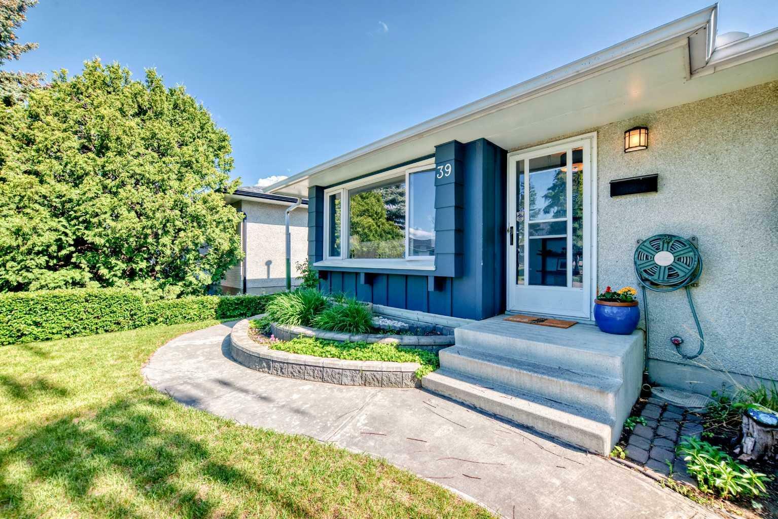 Property Photo: 39 Atlanta Crescent SE AB T2J 0Y2