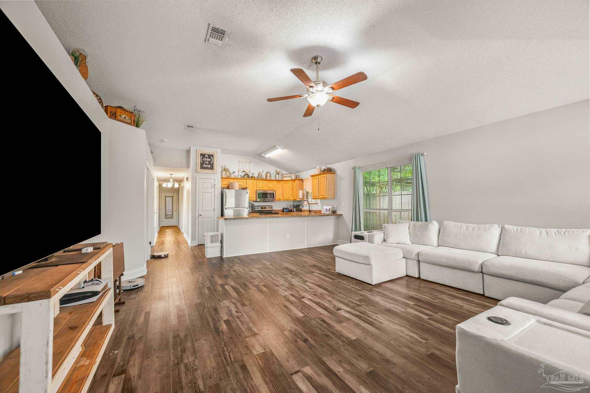 Property Photo: 6014 Montgomery Ave FL 32526