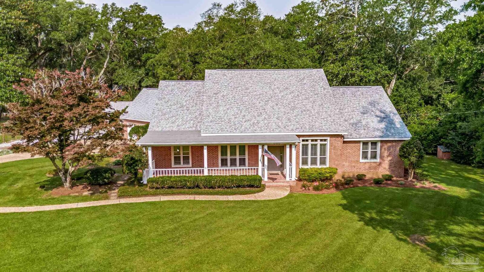 Property Photo: 805 Westmoreland Ln FL 32533