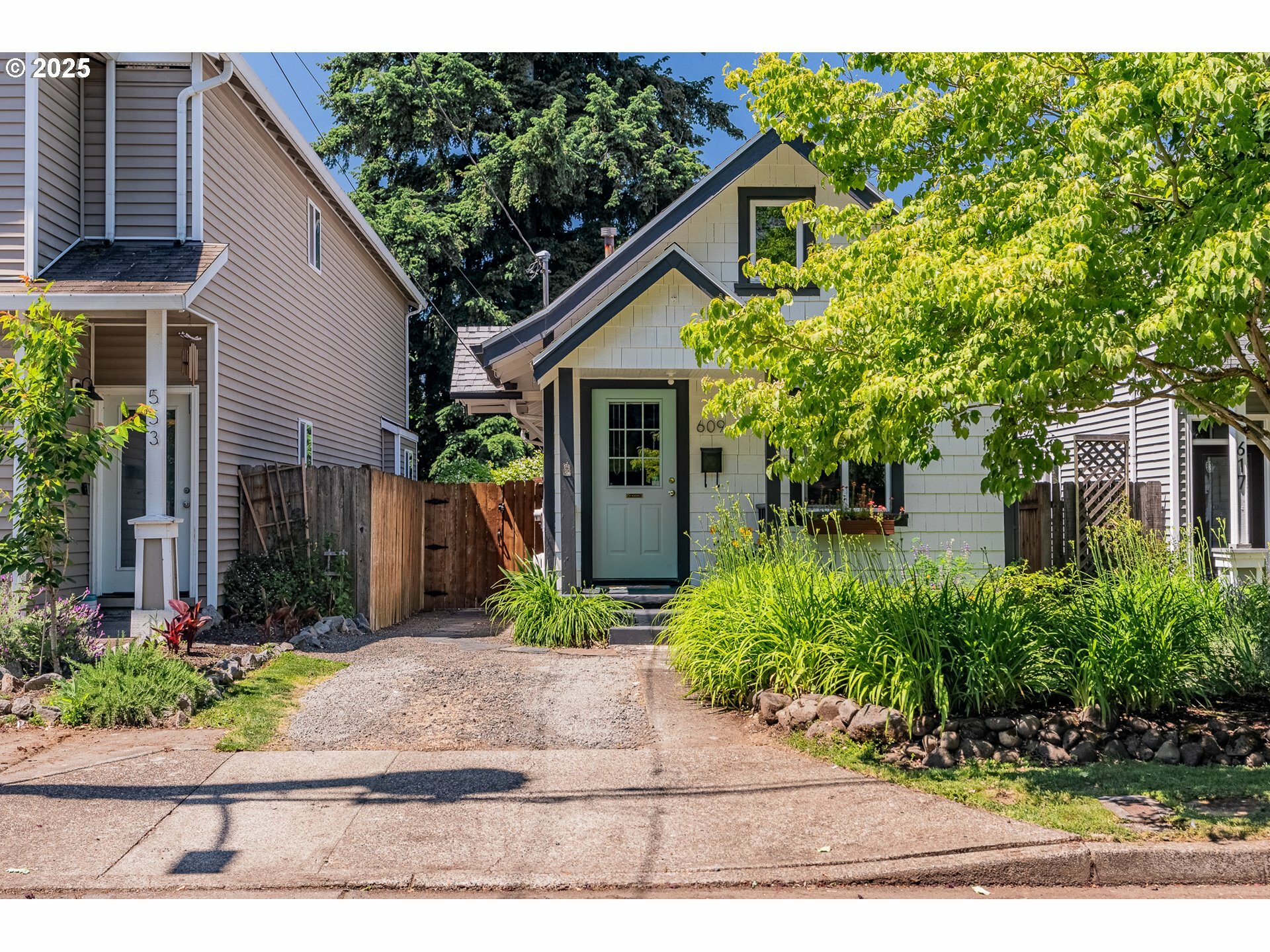 Property Photo: 609 NE 93rd Ave OR 97220