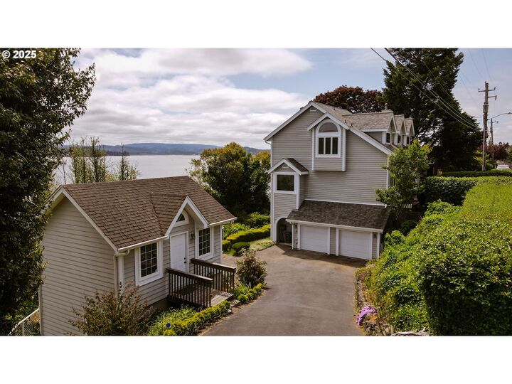 1368 Bayview St  North Bend OR 97459 photo