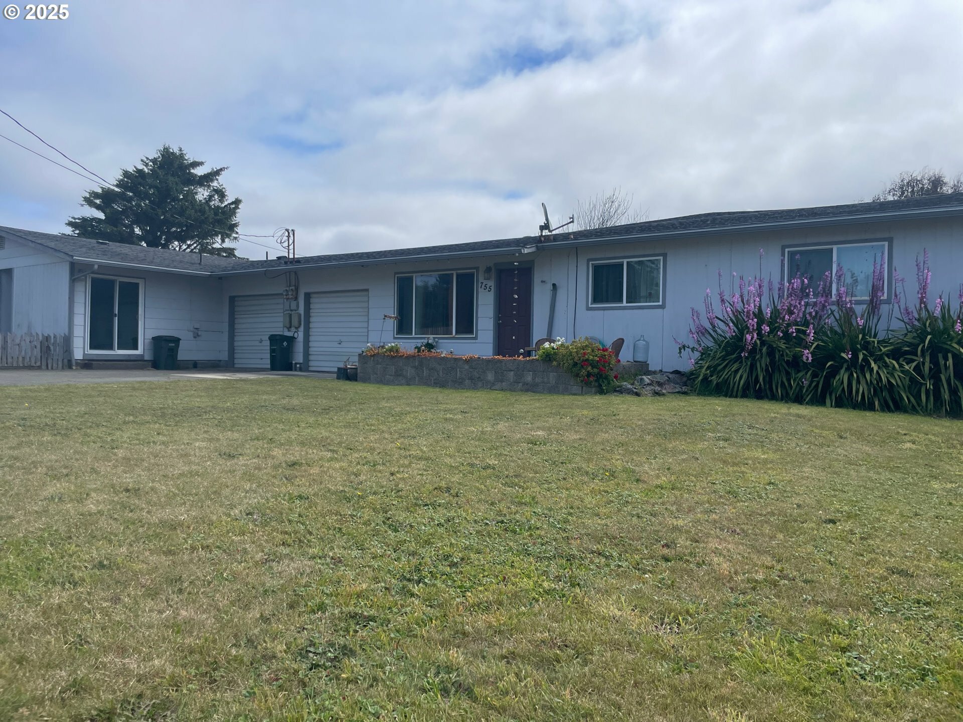 Property Photo: 755 735 Bluff Ave OR 97411
