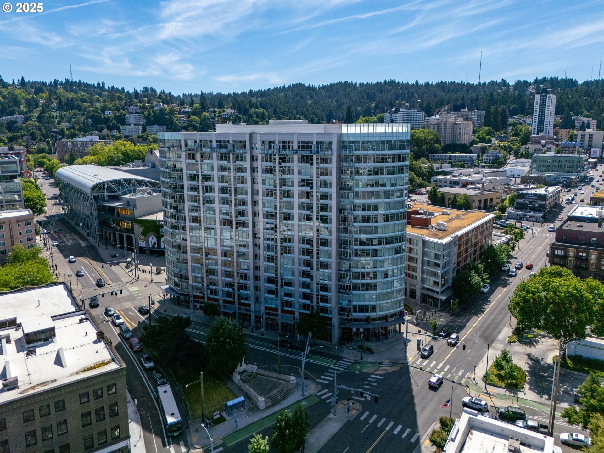 Property Photo: 1926 W Burnside St 1401 OR 97209