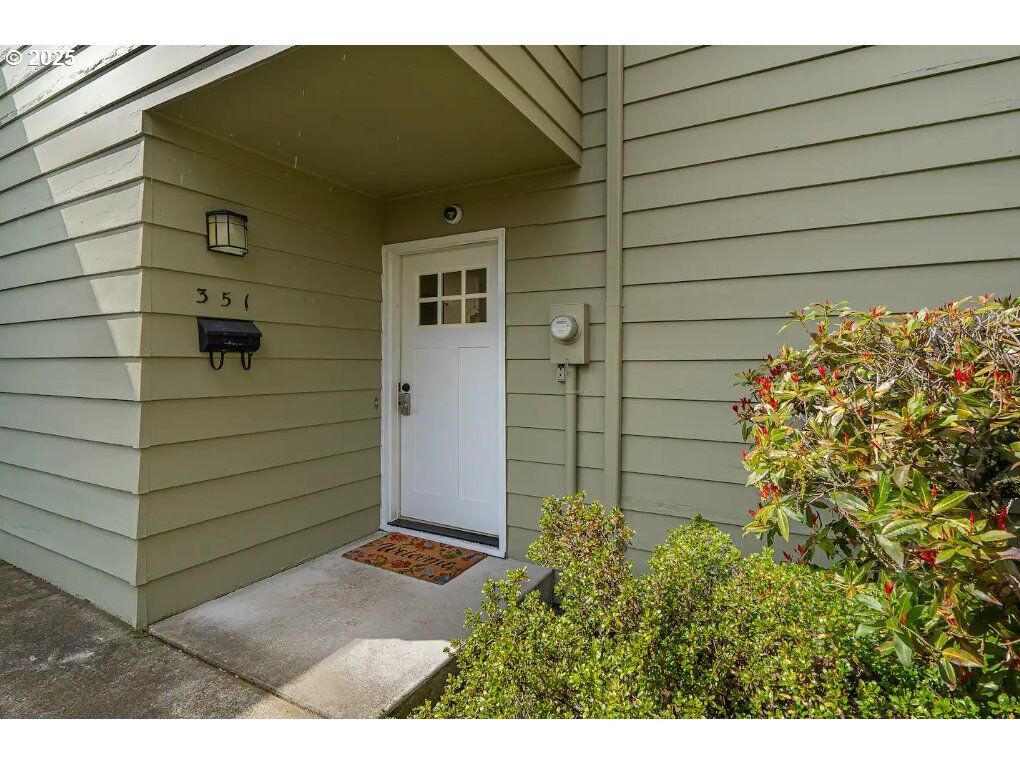 Property Photo:  351 18th St NE  OR 97301 