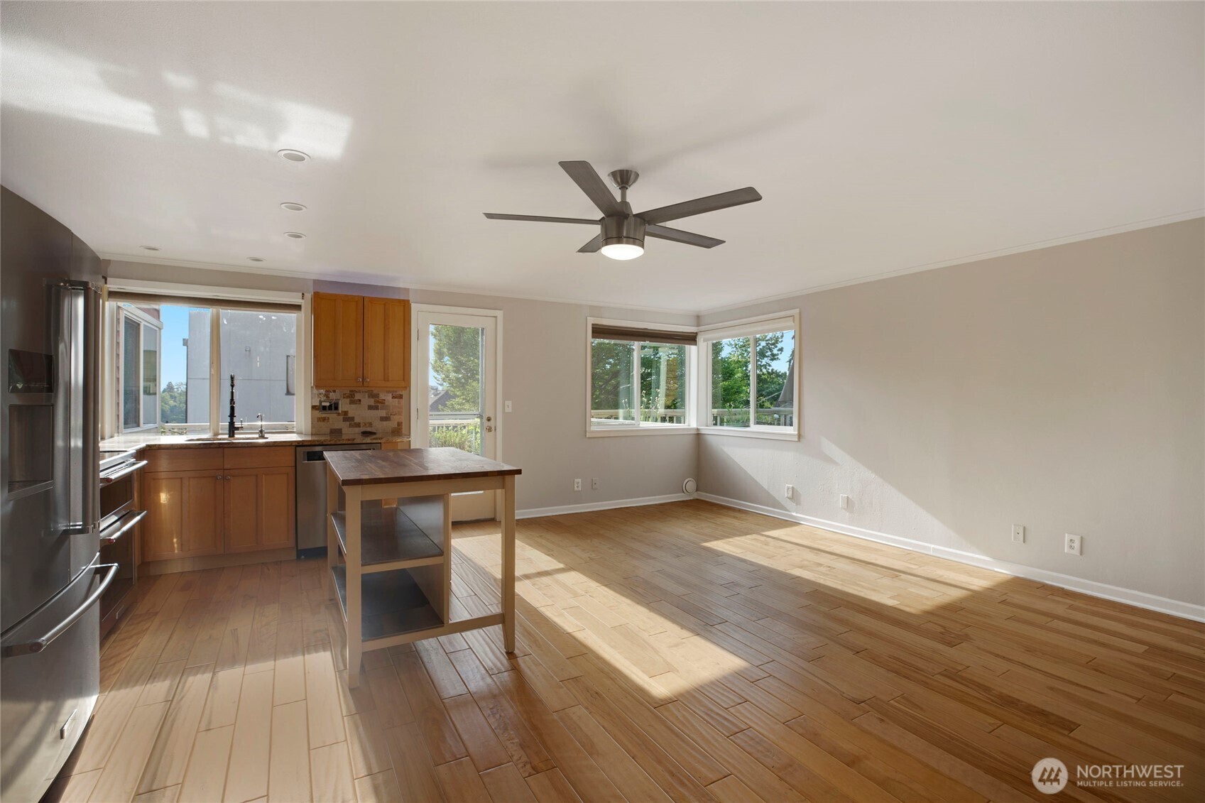 Property Photo: 2400 E Howell Street G WA 98122