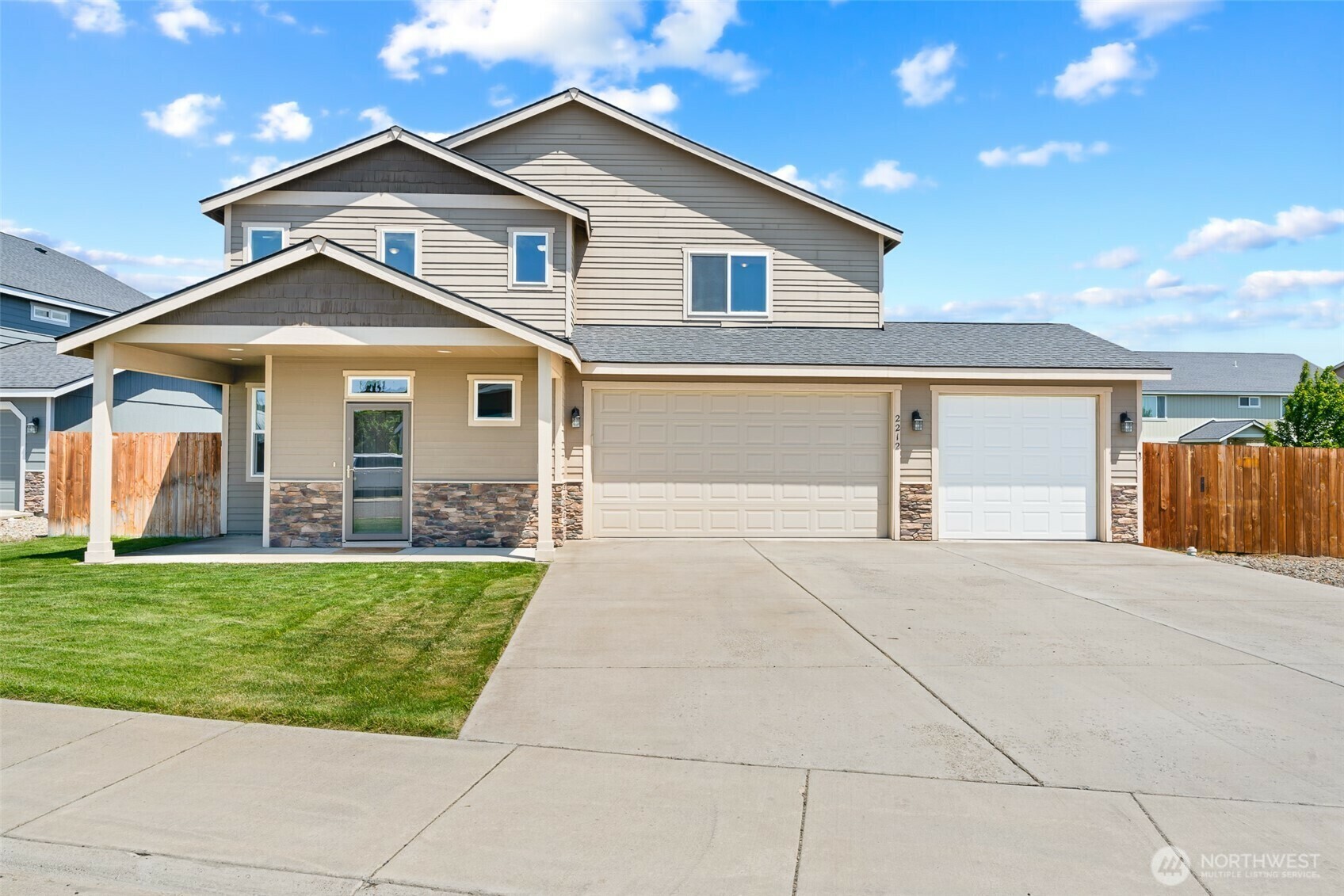 Property Photo: 2212 N Creeksedge Way WA 98926