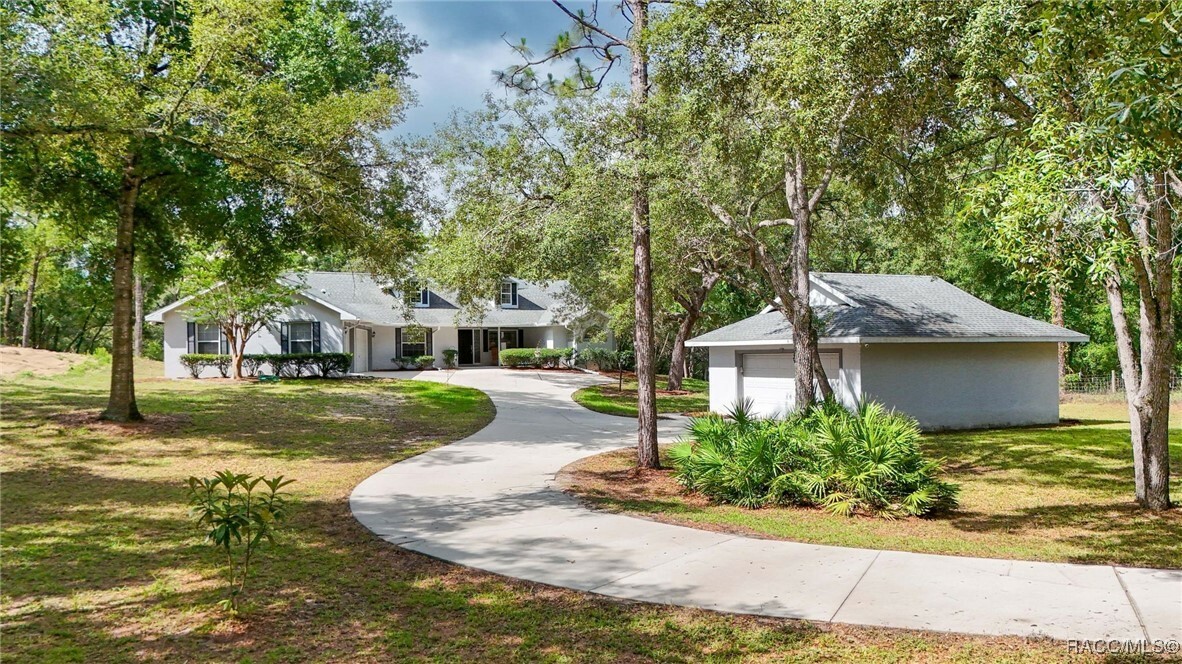 Property Photo: 1150 E Cleveland Street FL 34442