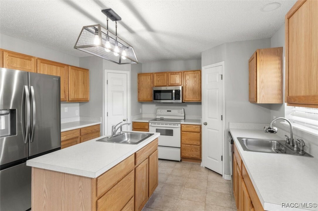 Property Photo: 2541 W Castle Road FL 34434