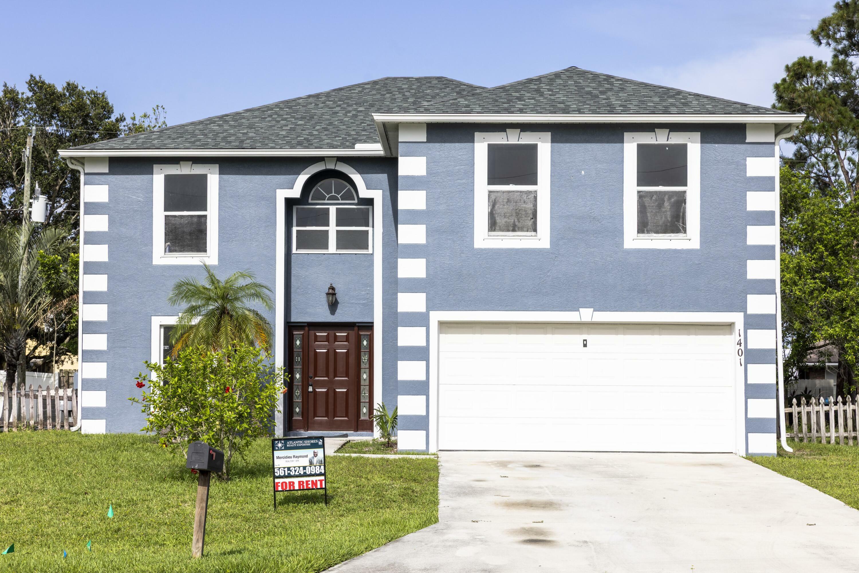 Property Photo: 1401 SW Heather Street FL 34983