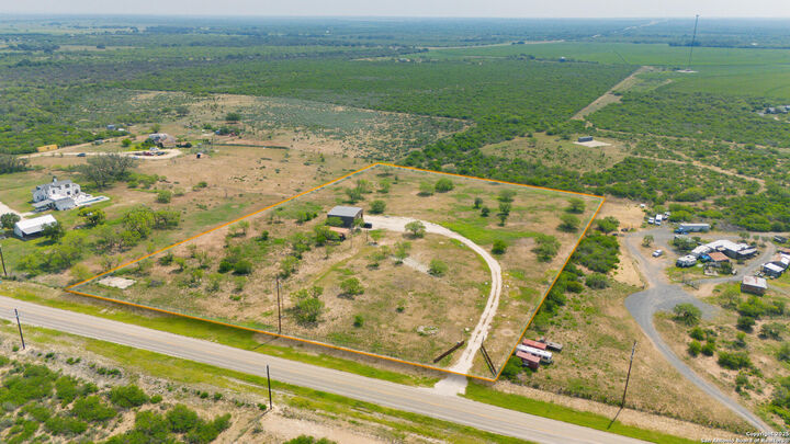 Property Photo: 797 S Ranch Rd 187 TX 78881