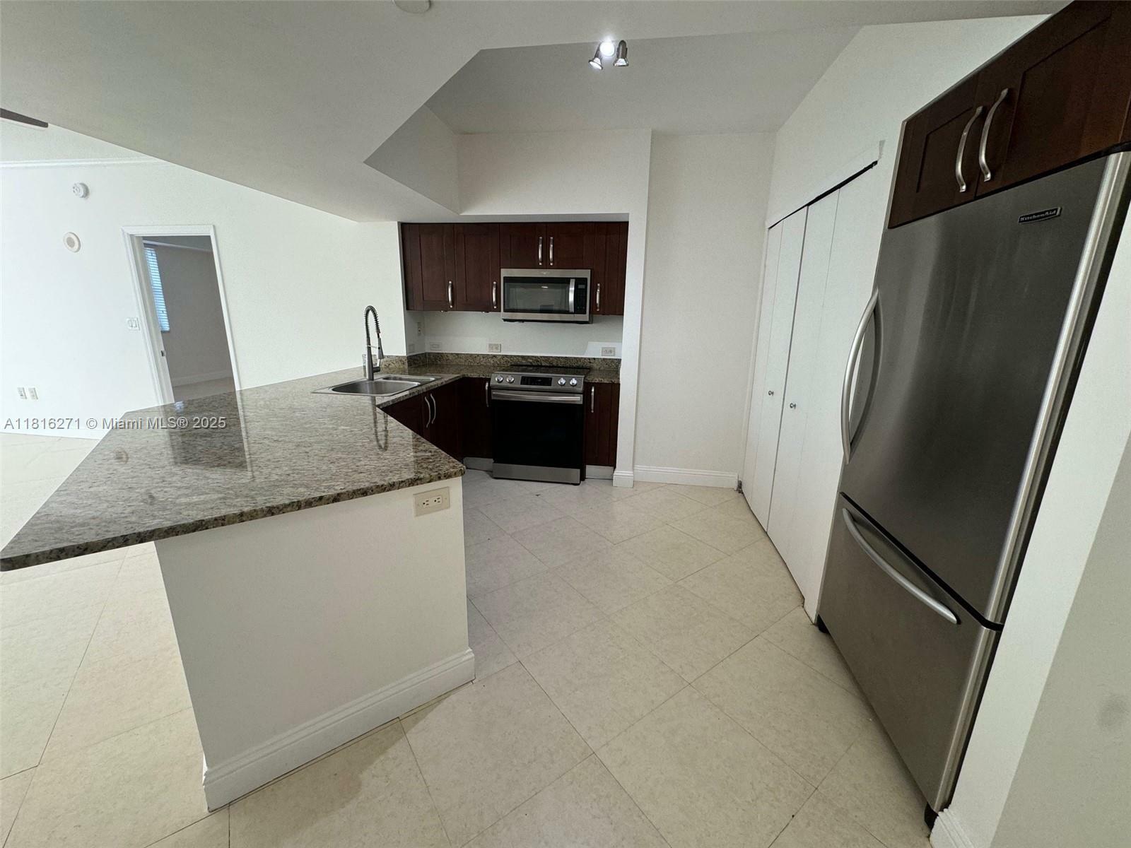 Property Photo:  19900 E Country Club Dr 209  FL 33180 