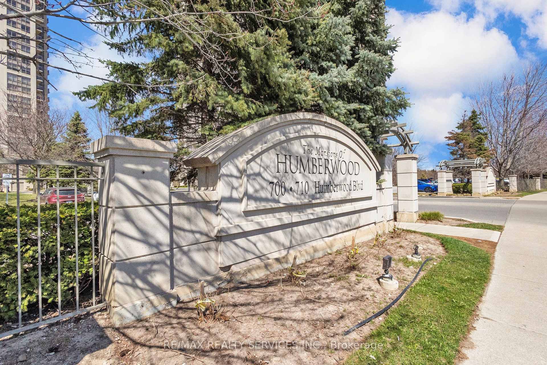 Property Photo: 700 Humberwood Boulevard 1027 ON M9W 7J4