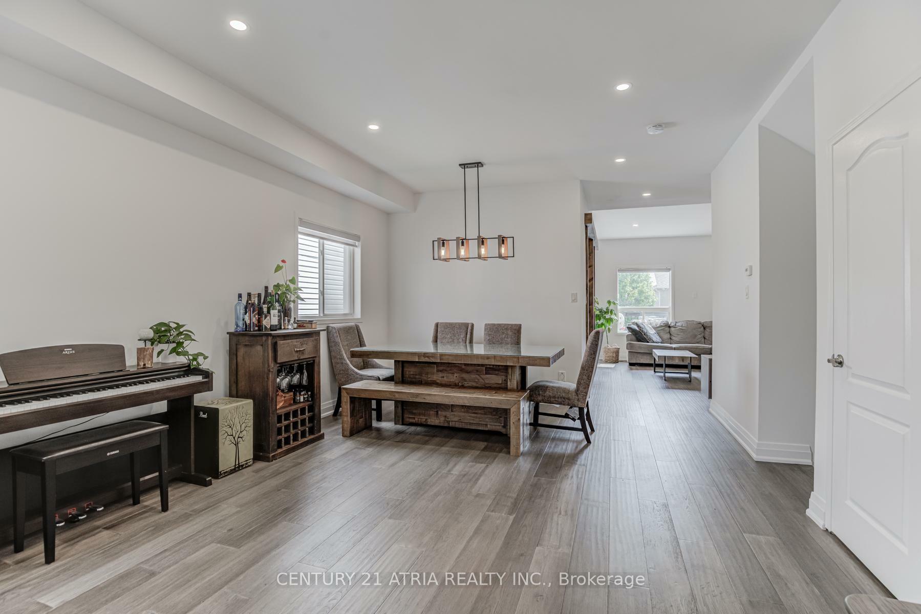 Property Photo: 121 English Oak Drive ON L4E 3X4