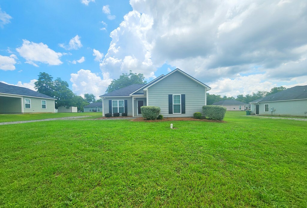 Property Photo:  1220 NE Ballpark Avenue  GA 39842 