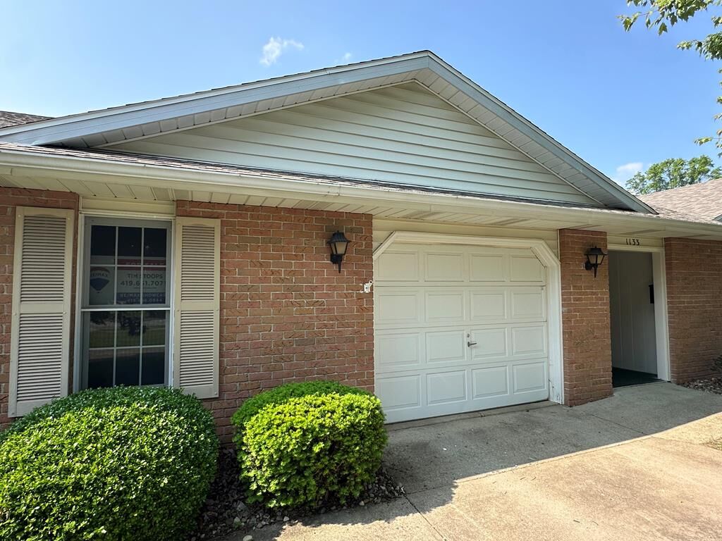 Property Photo: 1133 Hillcrest OH 44805