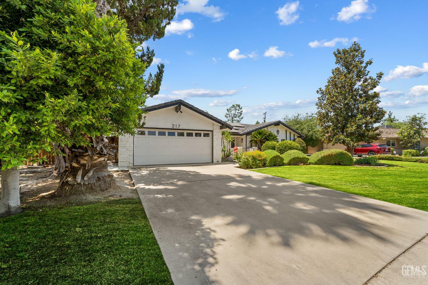 Property Photo: 217 El Rio Drive CA 93309