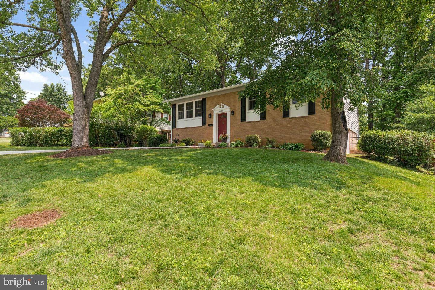 Property Photo: 6313 Charnwood Street VA 22152