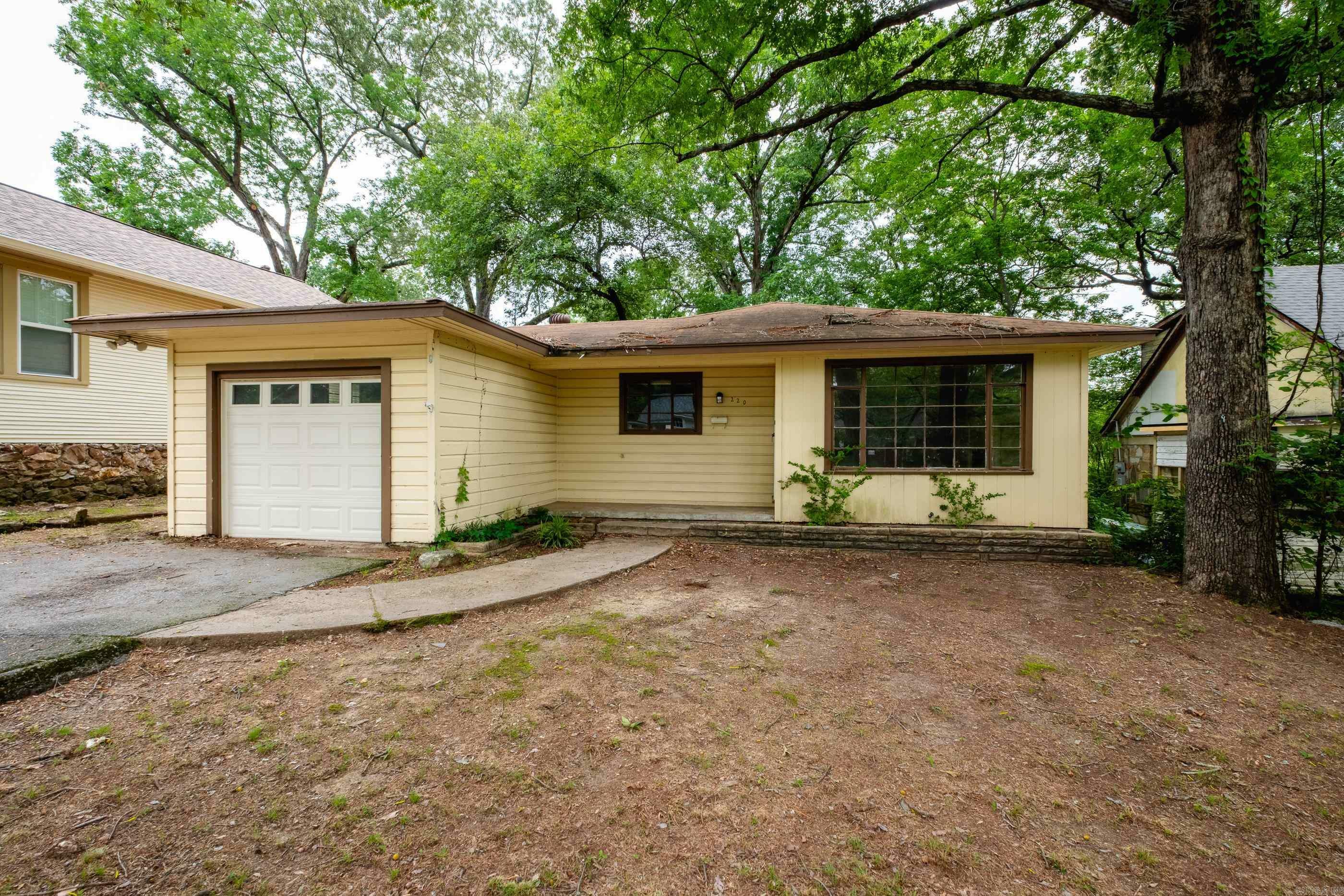 Property Photo: 220 N Monroe St AR 72205