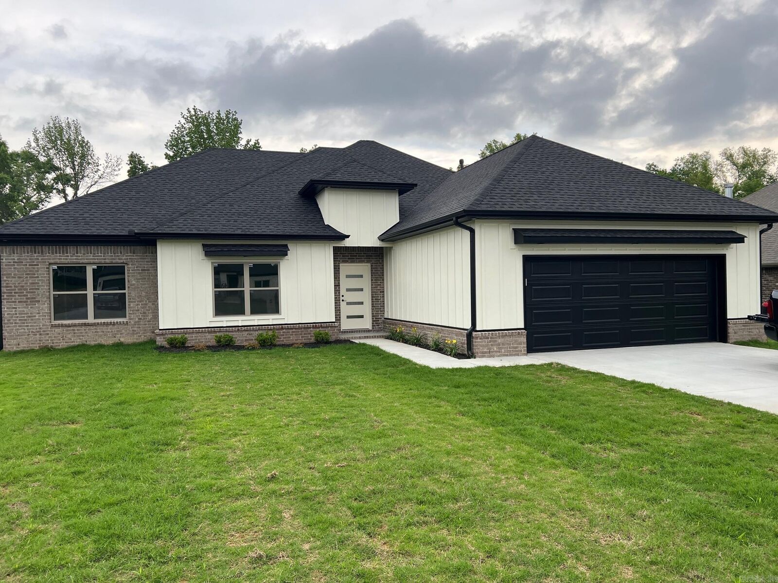 Property Photo: 2301 E Maryland Avenue AR 72120