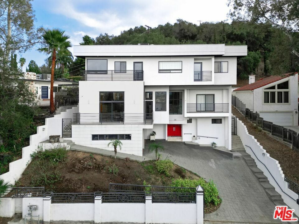 Property Photo: 3971 3971 Fredonia Dr CA 90068