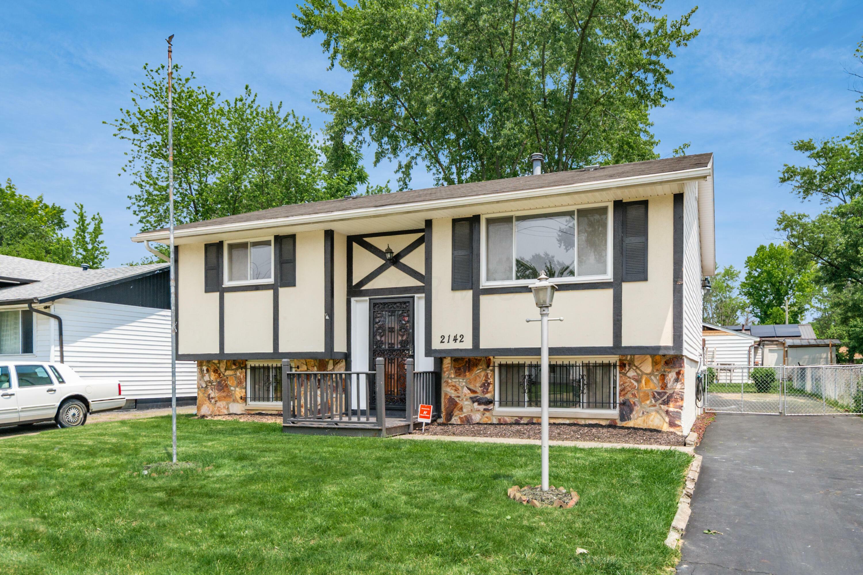 Property Photo: 2142 Balford W Square OH 43232