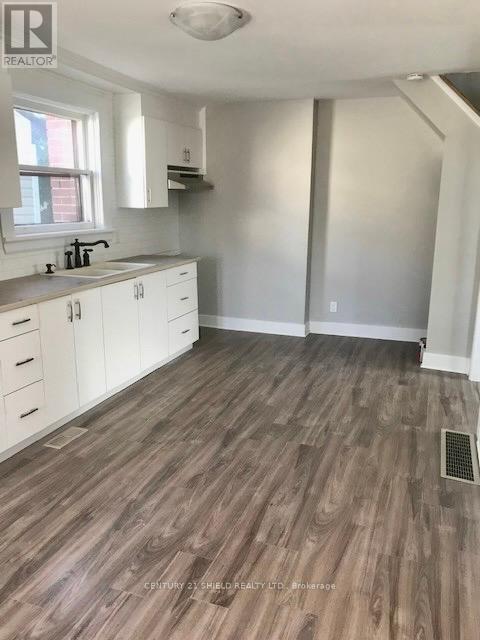 Property Photo:  647 Gloucester Street North  ON K6H 3X7 