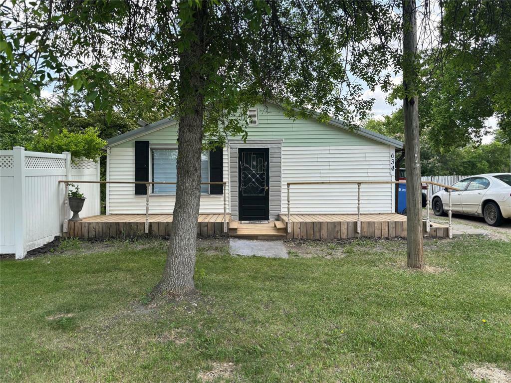 Property Photo: 634 Broadway Avenue MB R0K 1G0