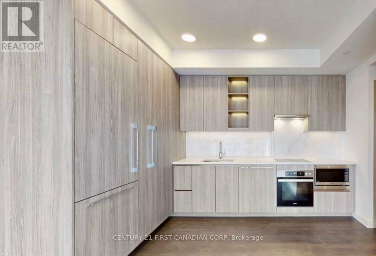 Property Photo: 27 McMahon Drive 1902 ON M2K 0J2