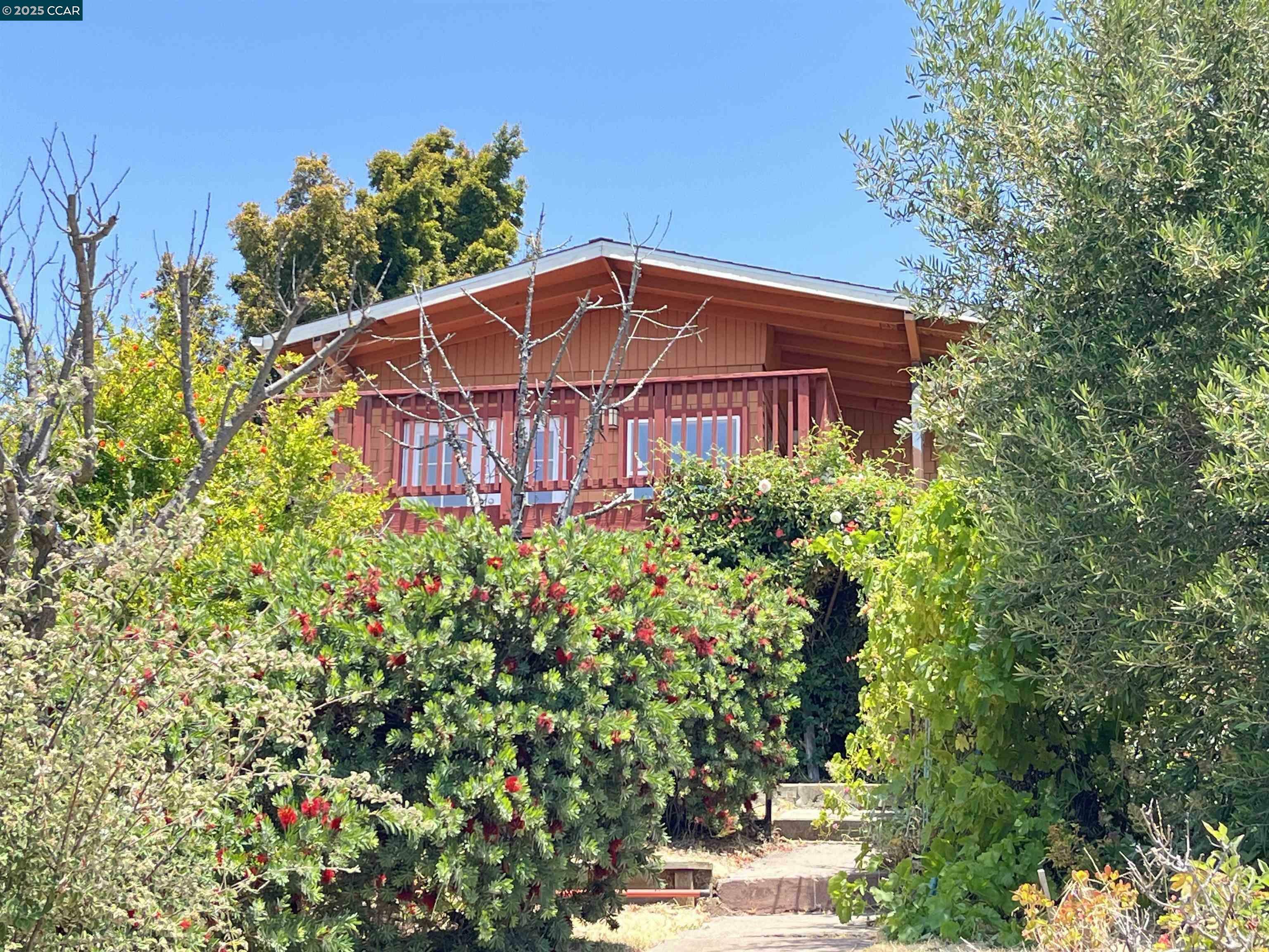 Property Photo: 7618 Sunkist Dr CA 94605