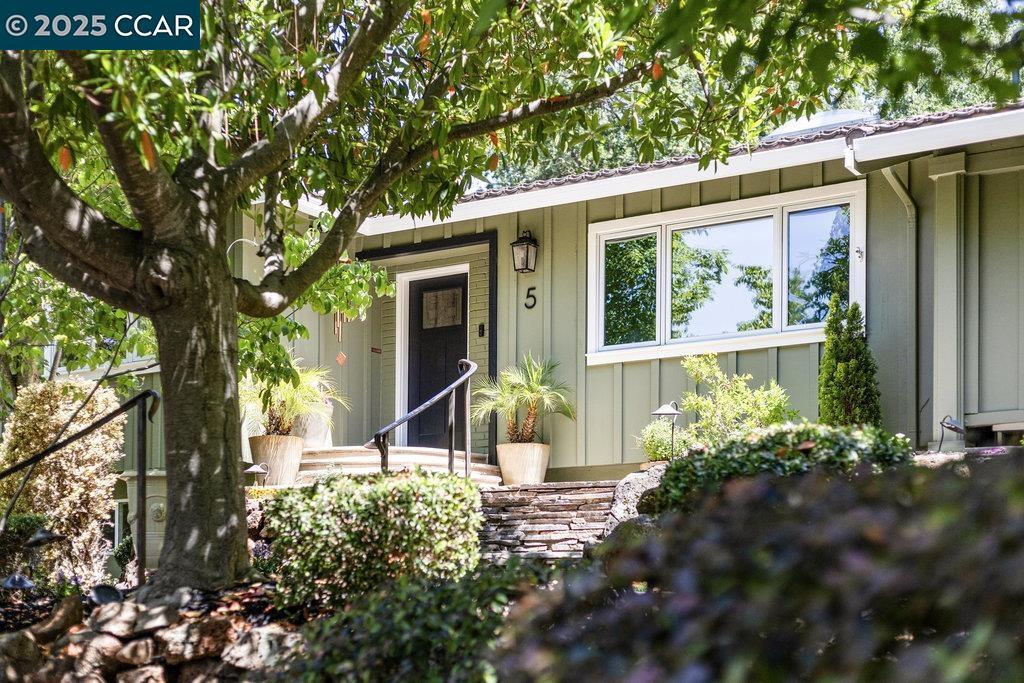 Property Photo: 5 Kayser Ct CA 94596