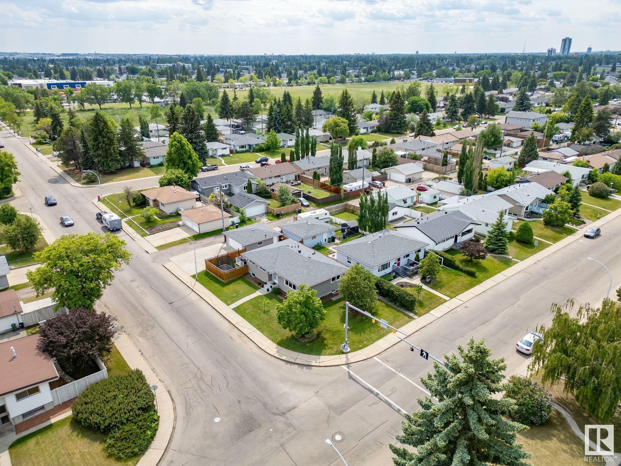 Photo de la propriété: 9424 58 Street NW AB T6B 1M2