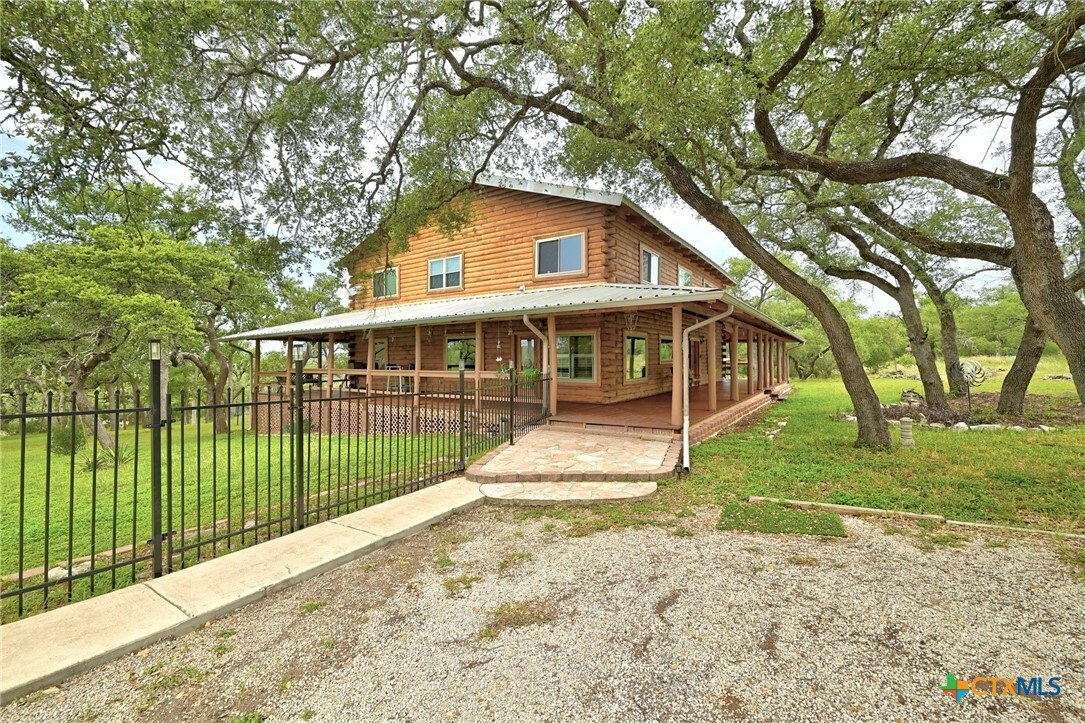 Property Photo: 421 Thurman Road TX 78666