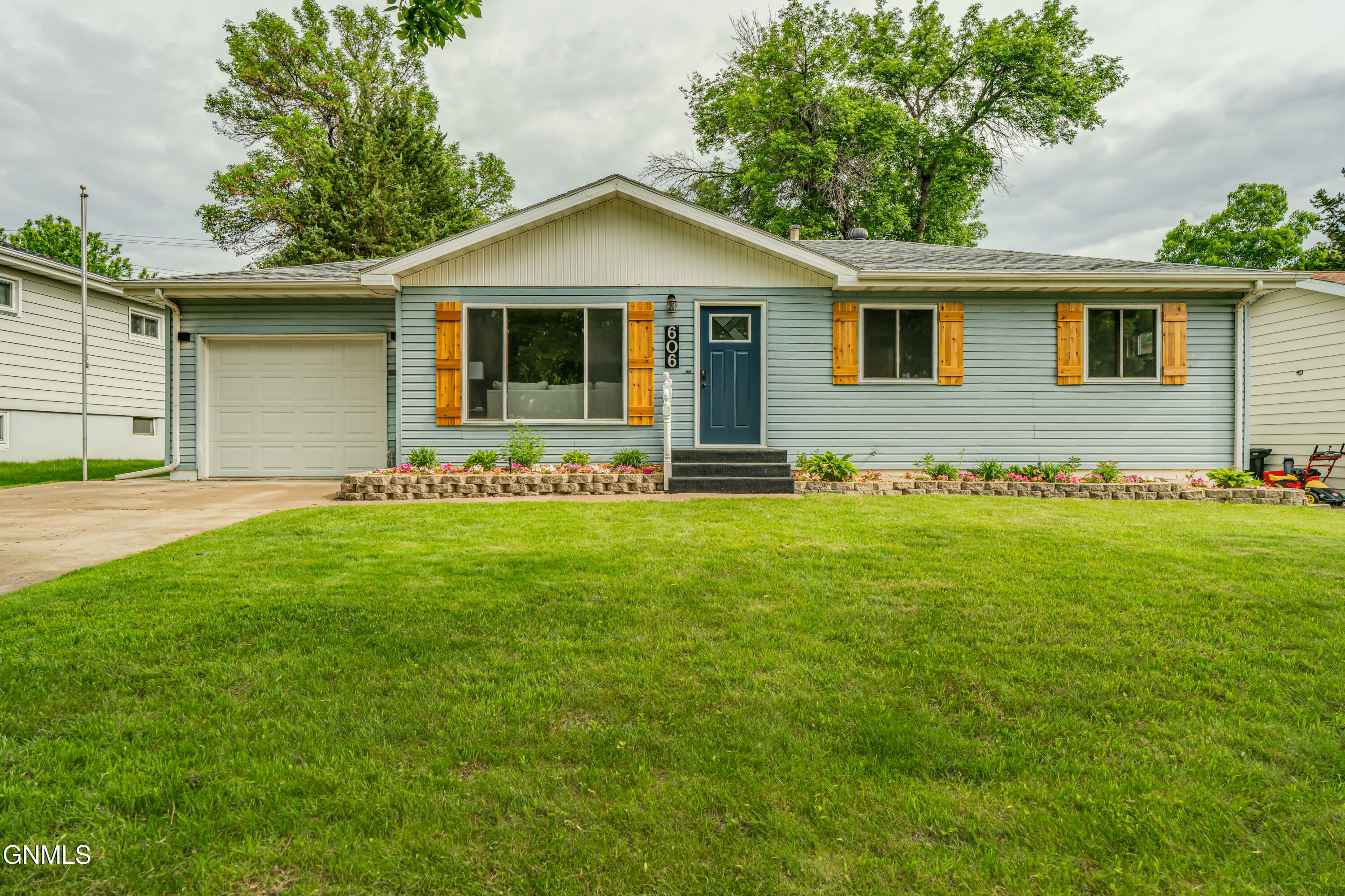 Property Photo:  606 Turnpike Avenue W  ND 58501 