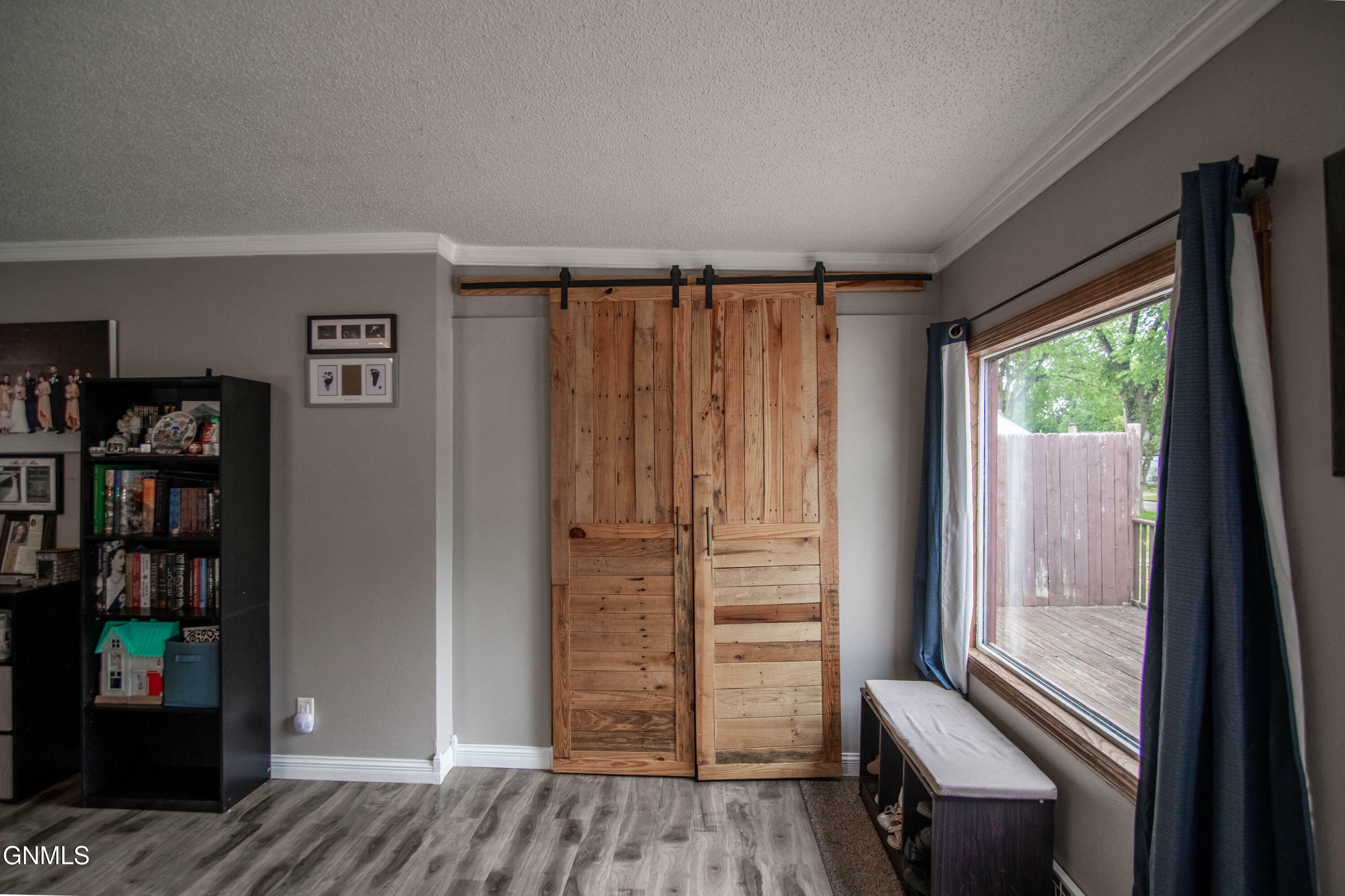 Property Photo: 902 E Avenue F ND 58501