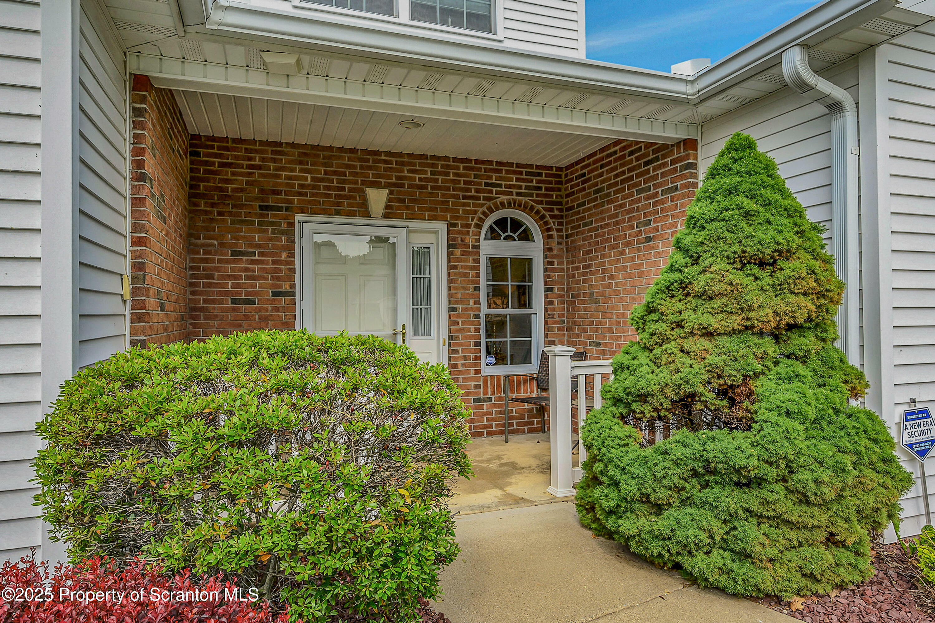 Property Photo: 135 Beverly Road Blg5 U-135 PA 18403