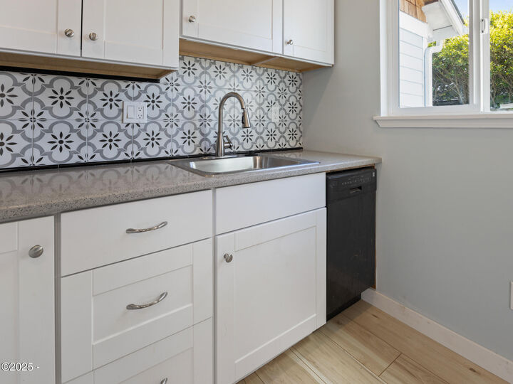 Property Photo:  433 NW Hurbert Street  OR 97365 