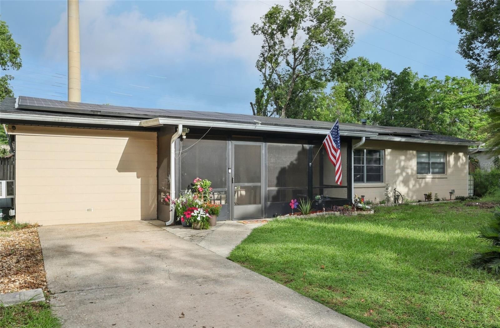 Property Photo: 618 Acapulca Way FL 32714