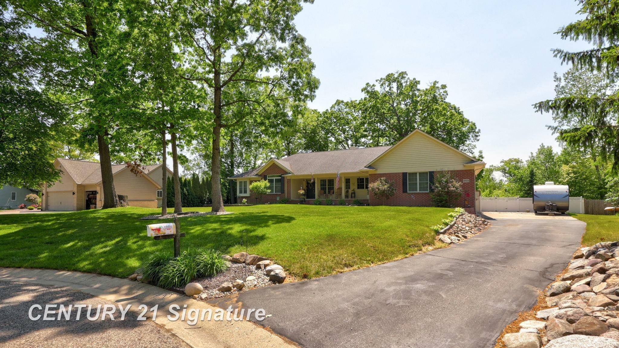 Property Photo: 4928 Paula Avenue MI 48346