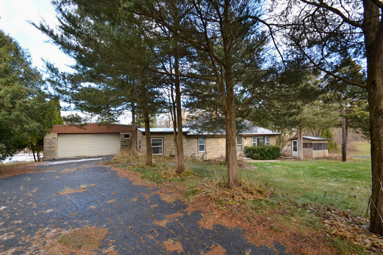 Property Photo: 26528 Oakridge Dr WI 53185