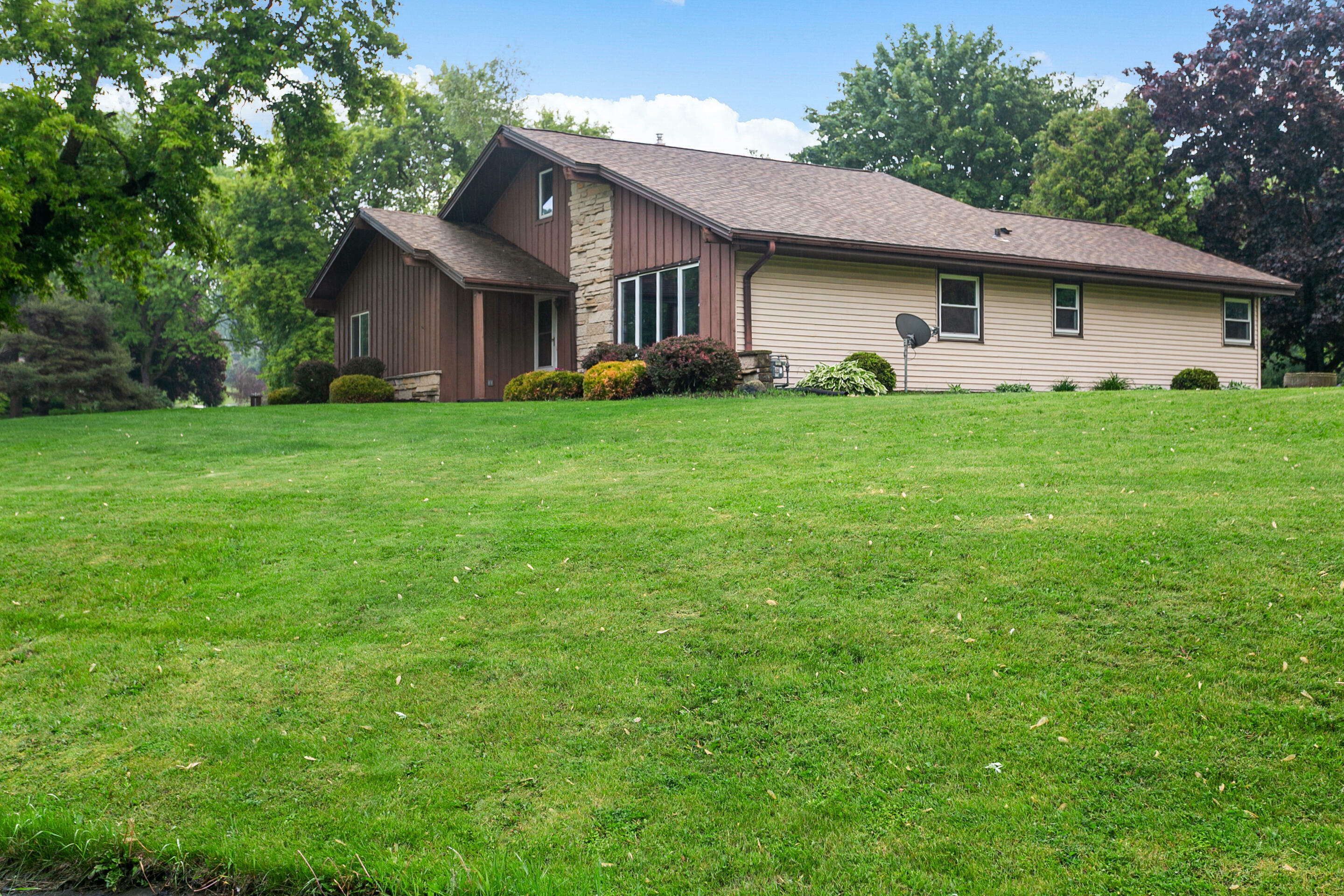 Property Photo: 19975 W Bittersweet Ln WI 53146