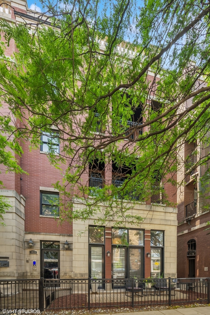 Property Photo: 3020 N Sheffield Avenue 1N IL 60657