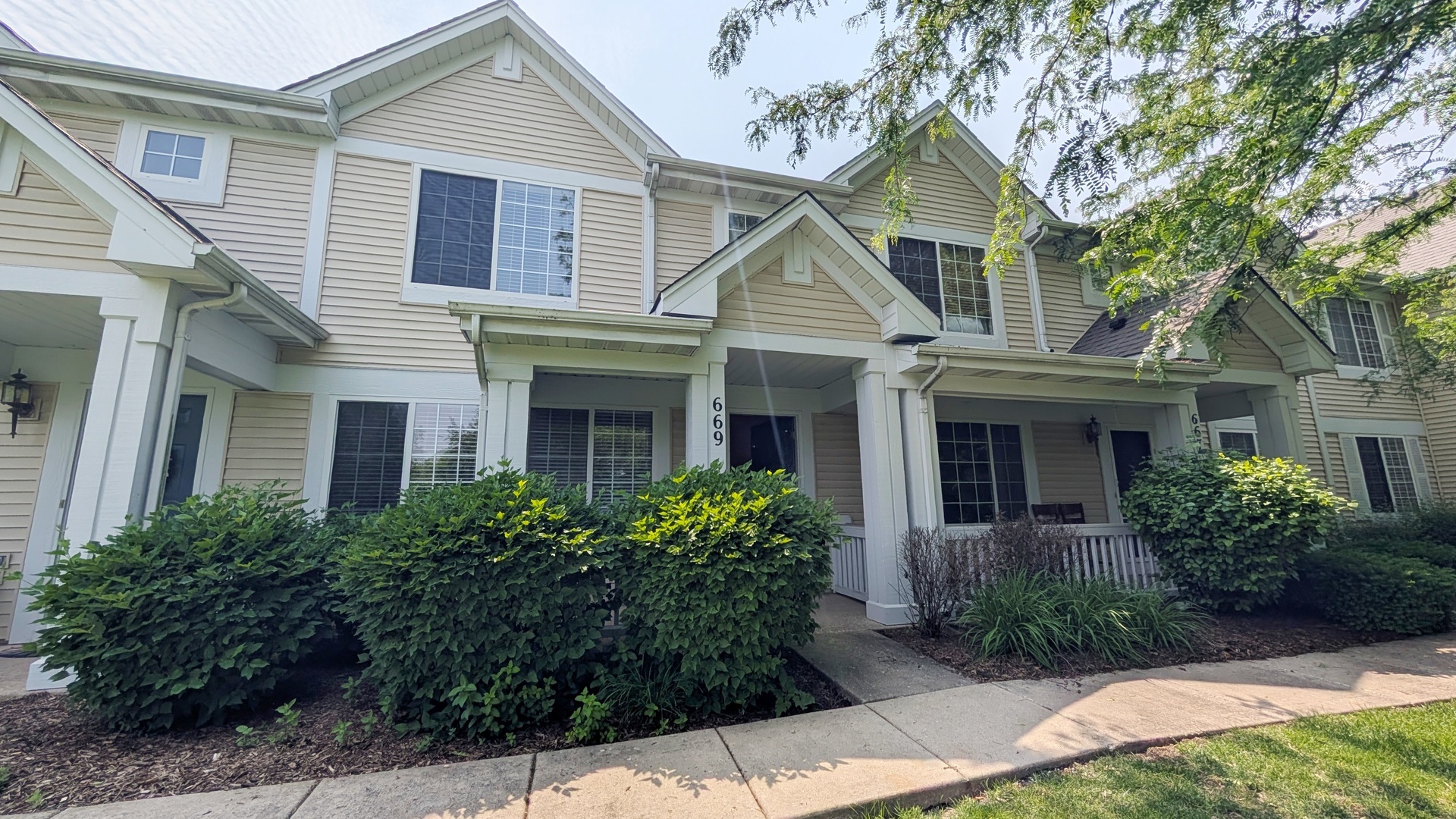 Property Photo: 669 Lincoln Station Drive 669 IL 60543