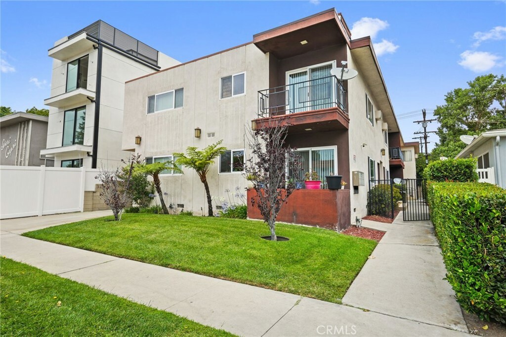 Property Photo: 12953 Moorpark Street 4 CA 91604