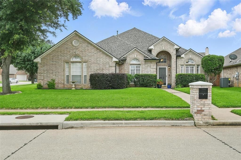 Property Photo: 2300 Glenmoor Drive TX 76001
