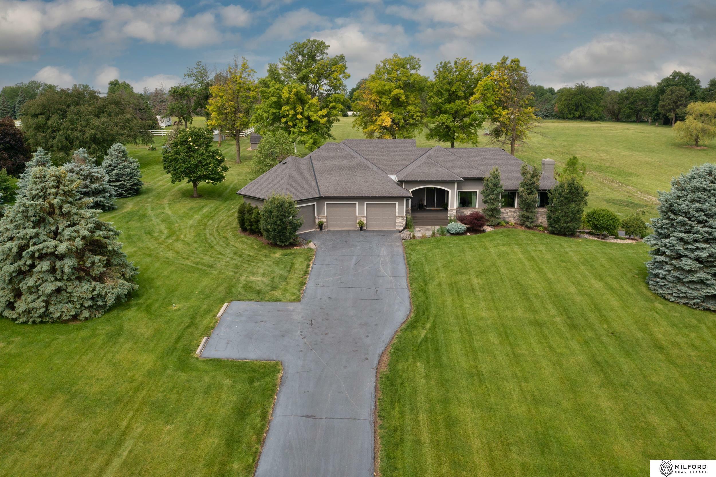 Property Photo: 4606 S 184th Plaza NE 68135