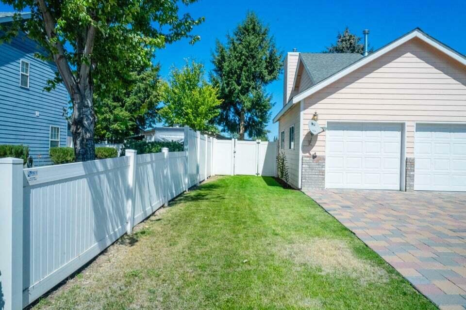 Property Photo: 214 SW Meadow Lakes Drive OR 97754