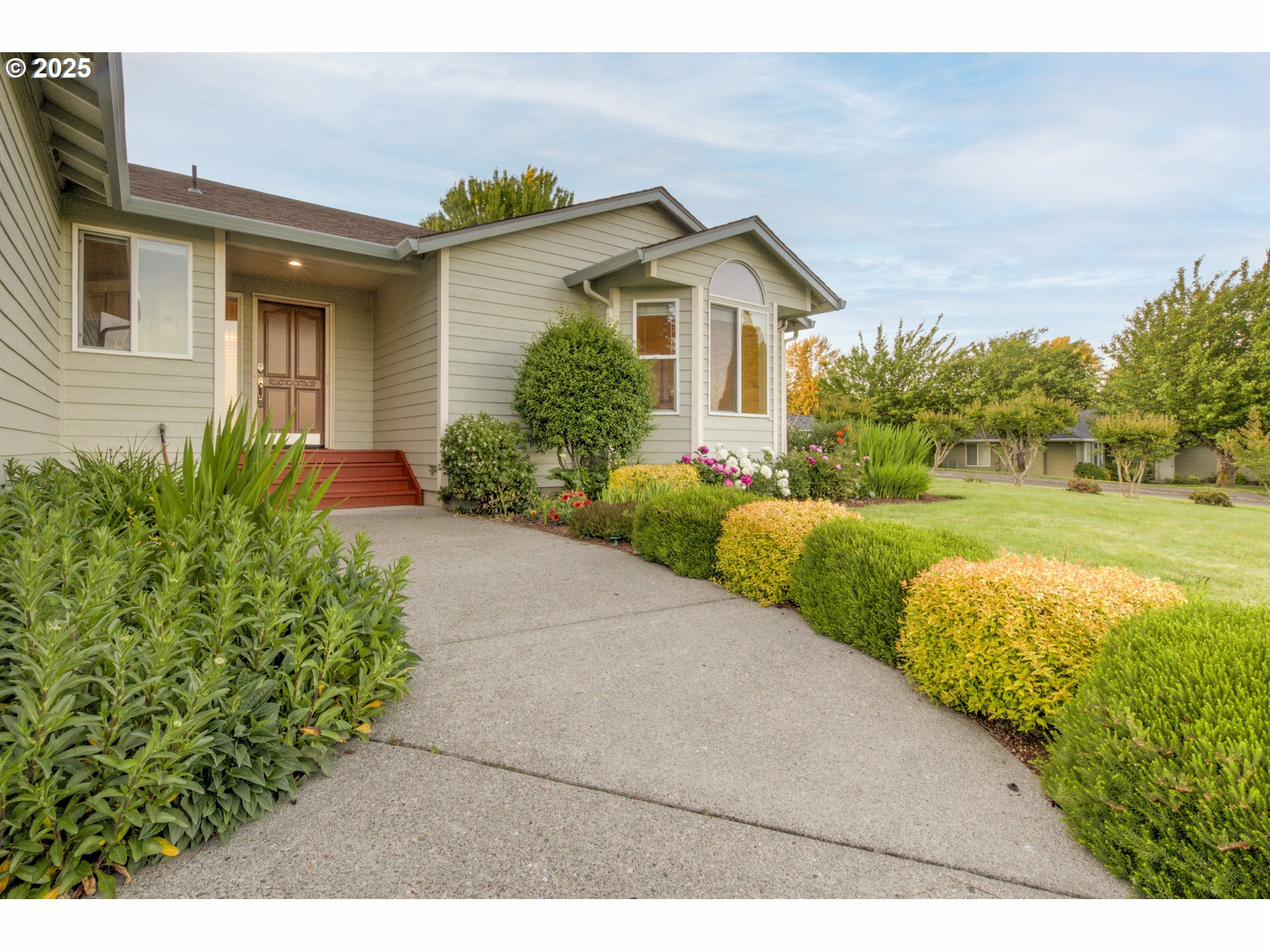 Property Photo: 425 W 8th St WA 98629