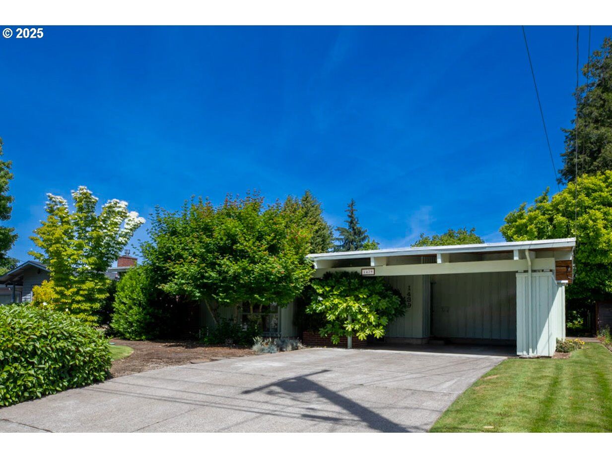 Property Photo:  1439 Barton St  OR 97404 